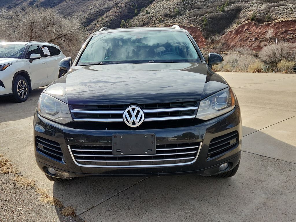 2012 Volkswagen Touareg TDI Sport photo 2