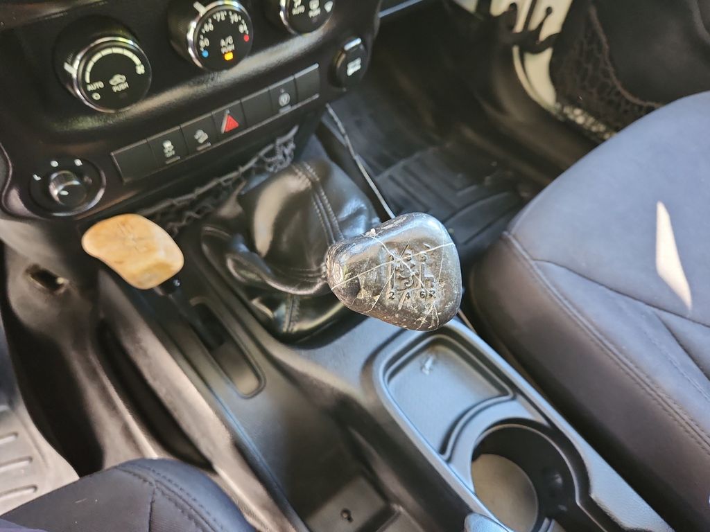 2014 Jeep Wrangler Unlimited Sahara - Photo 22