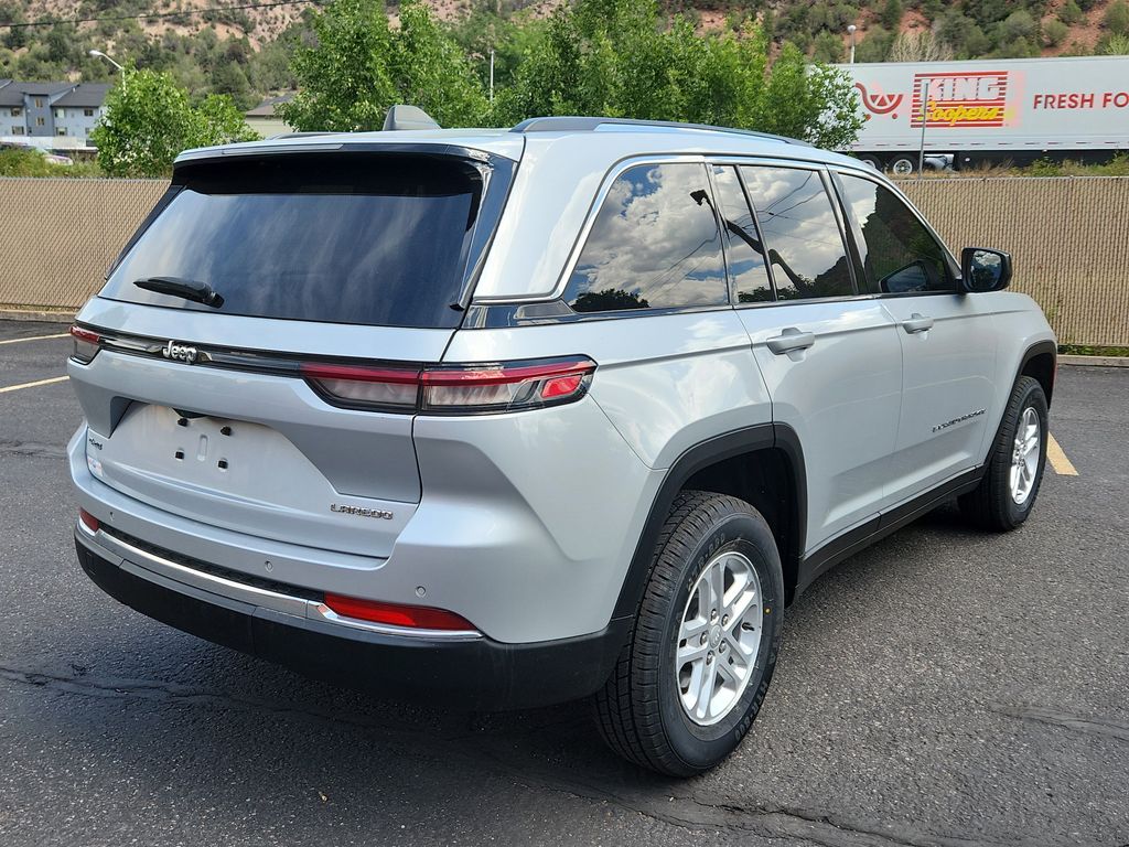 2022 Jeep Grand Cherokee Laredo photo 2