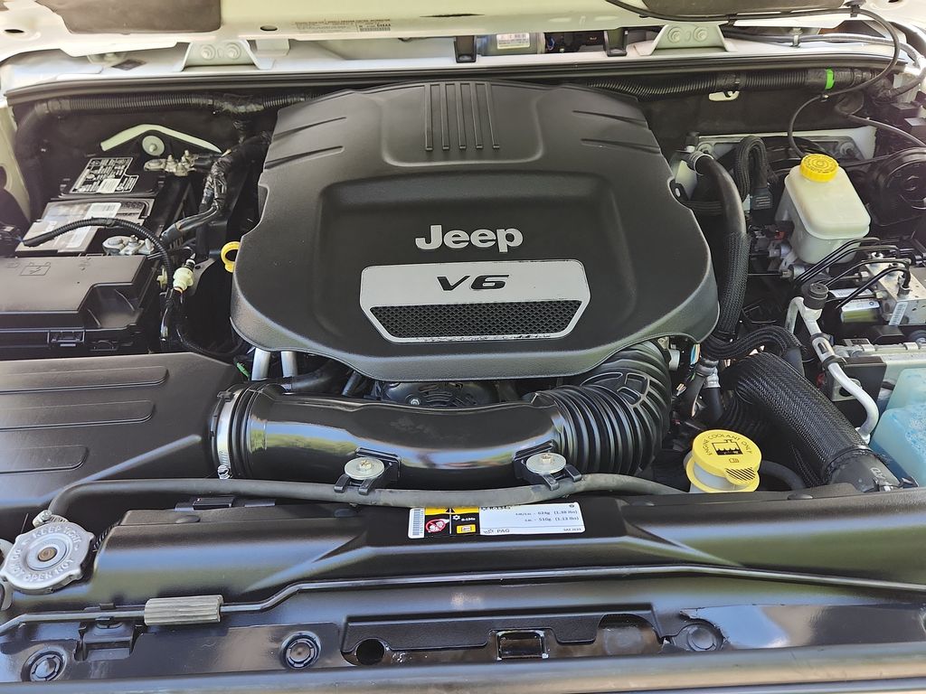 2014 Jeep Wrangler Unlimited Sahara - Photo 15