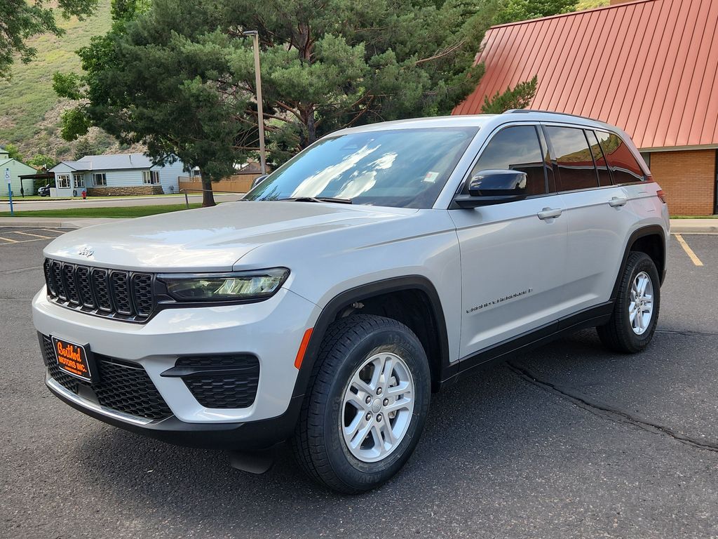 2022 Jeep Grand Cherokee Laredo photo 3