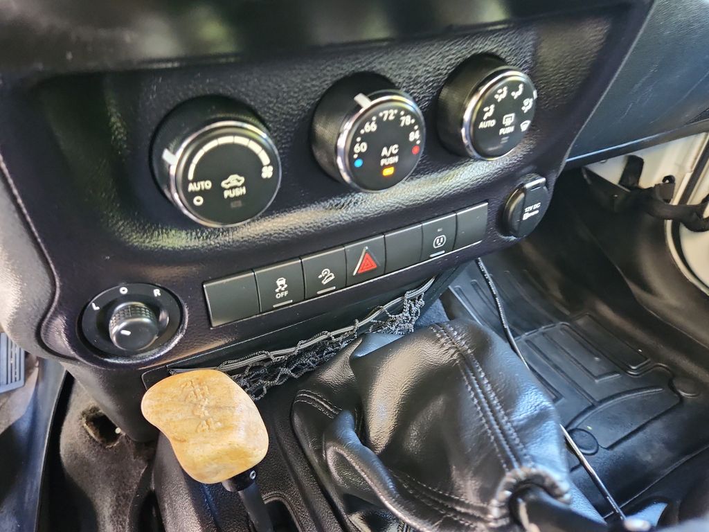 2014 Jeep Wrangler Unlimited Sahara - Photo 24