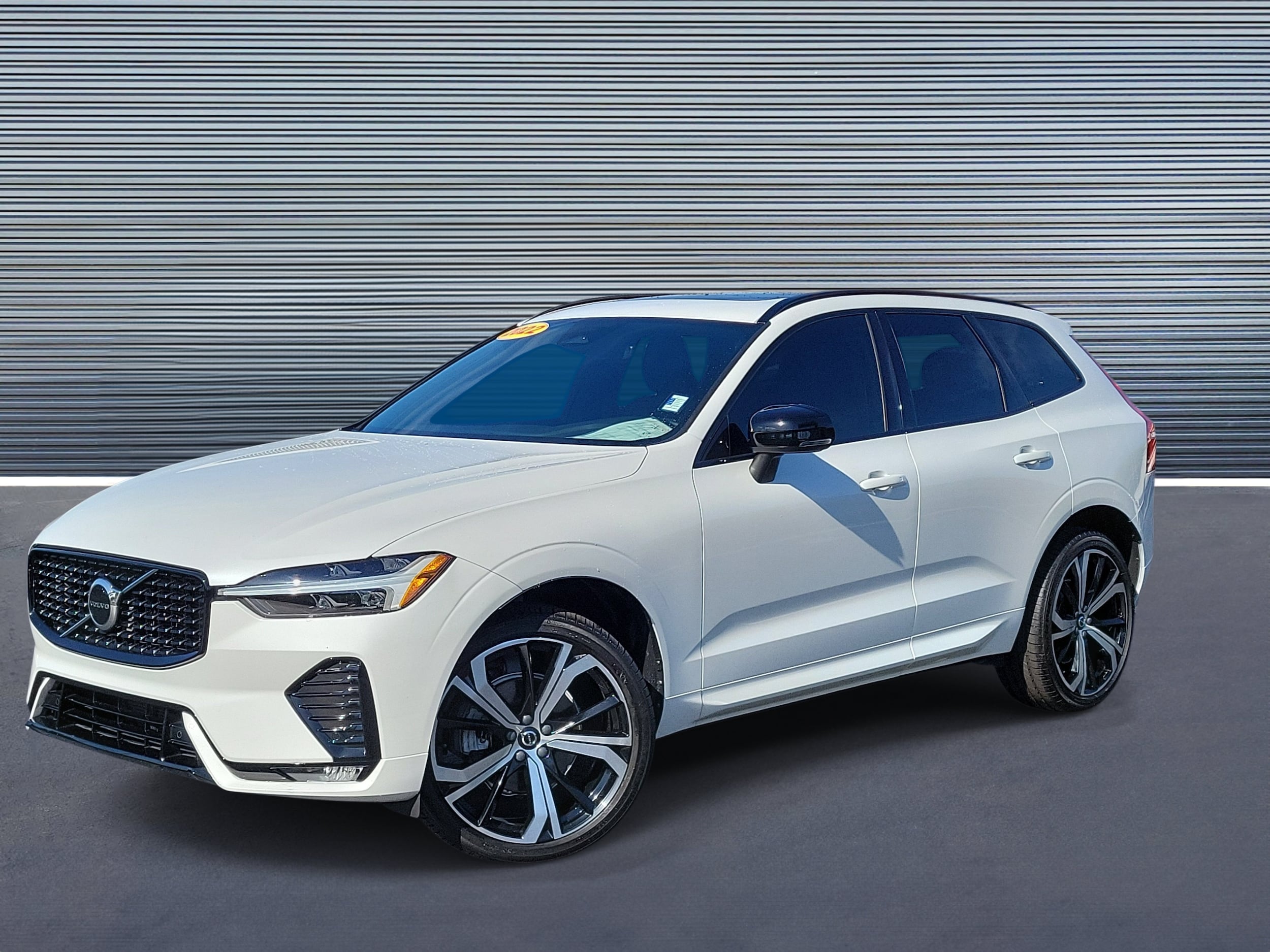 2022 Volvo XC60 B5 R-Design FWD's photo