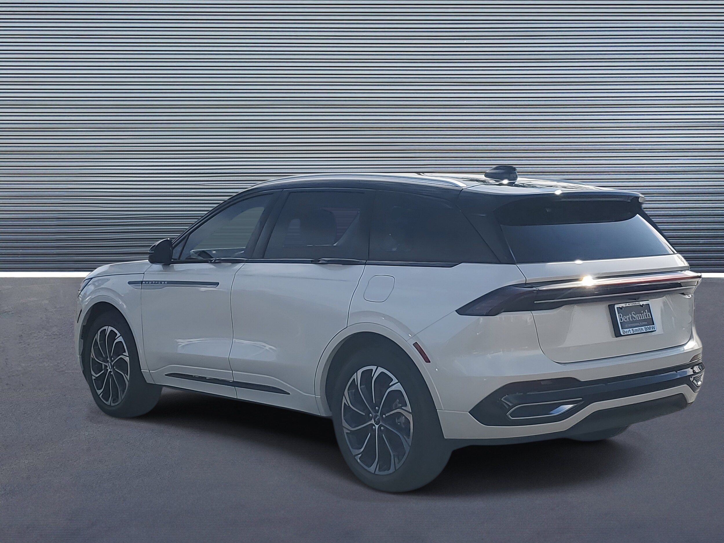 2025 Lincoln Nautilus Reserve photo 4