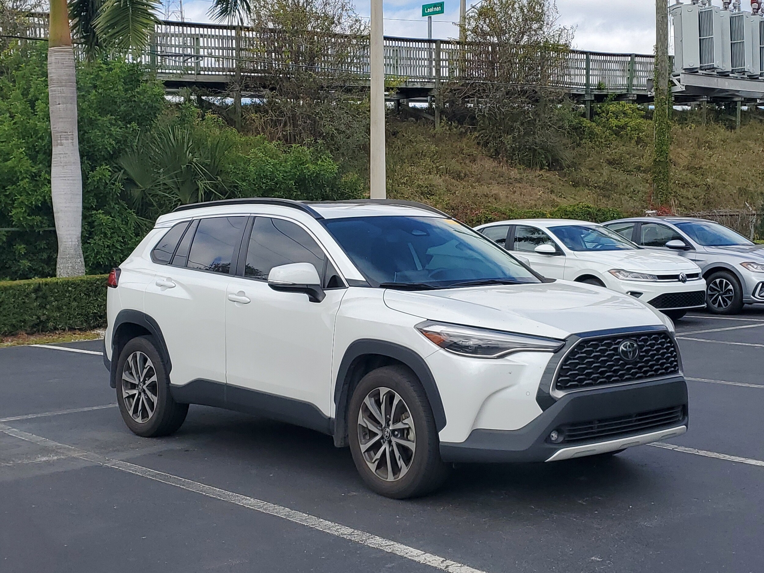 2024 Toyota Corolla Cross XLE photo 2