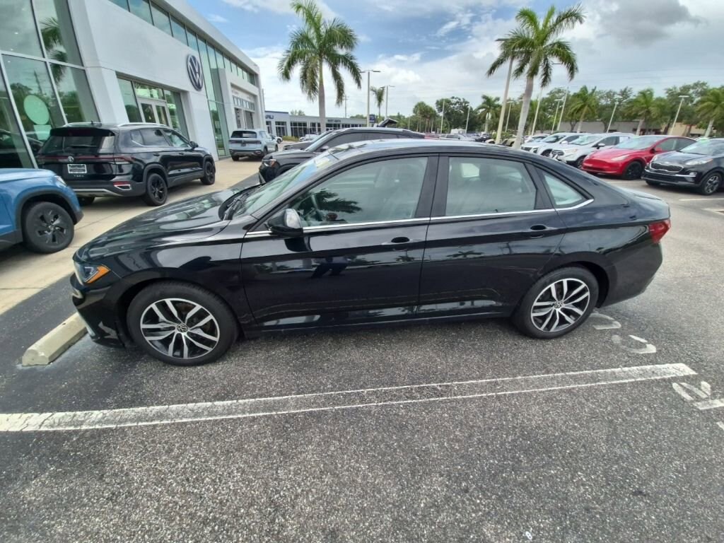 Used 2025 Volkswagen Jetta SE Sedan