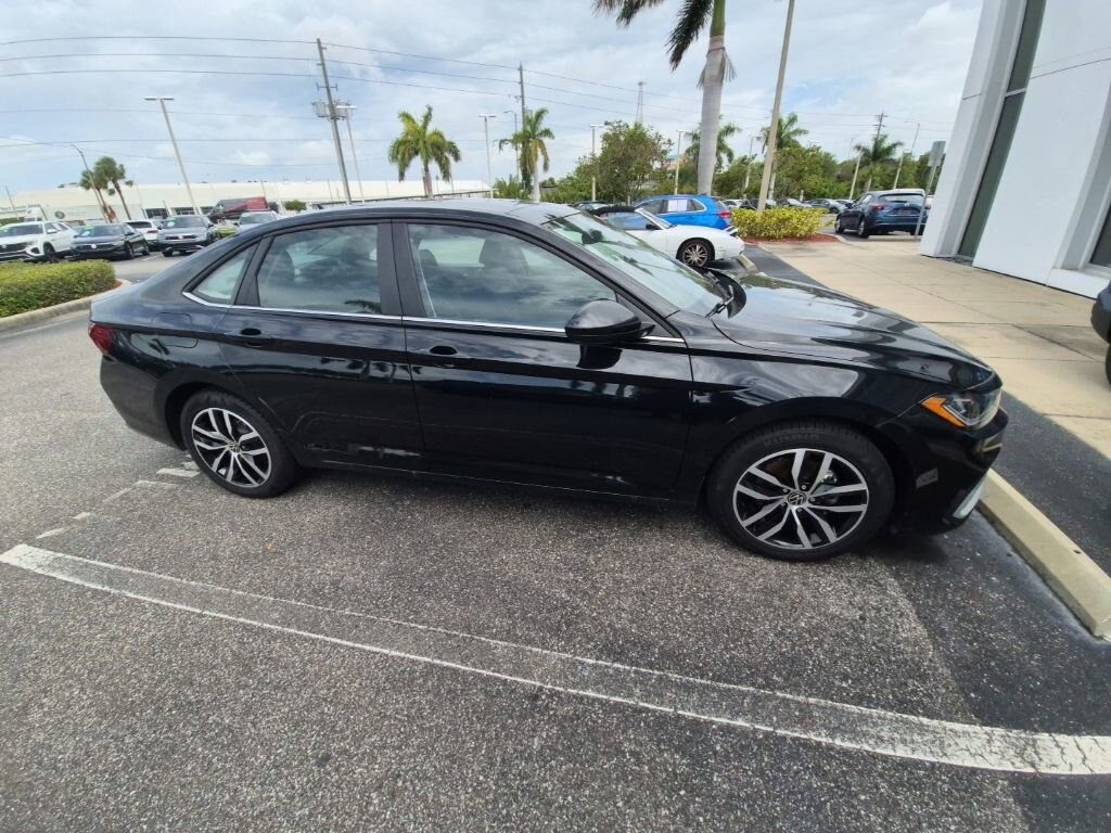 Used 2025 Volkswagen Jetta SE Sedan