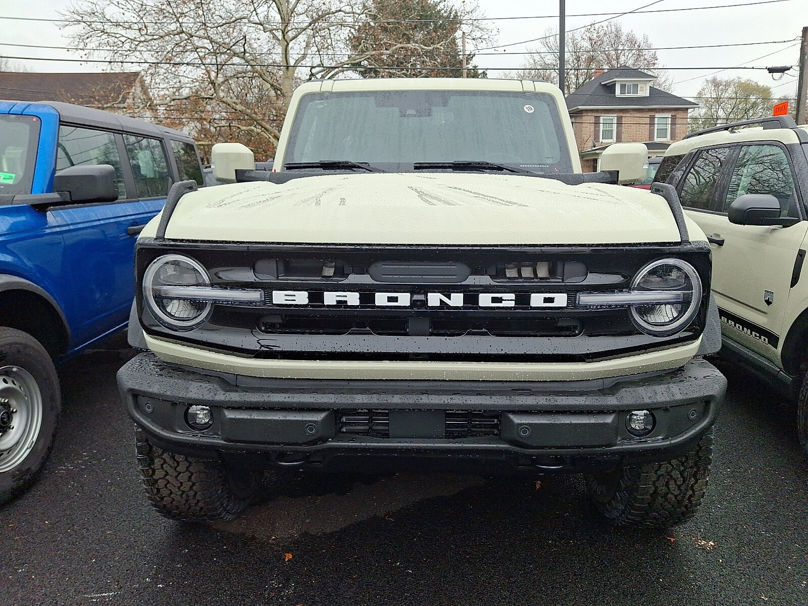 2025 Ford Bronco Outer Banks photo 2