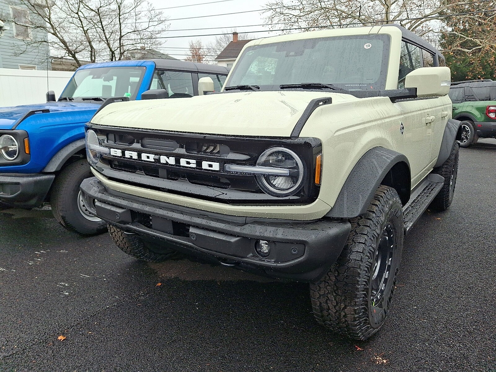 2025 Ford Bronco Outer Banks photo 3