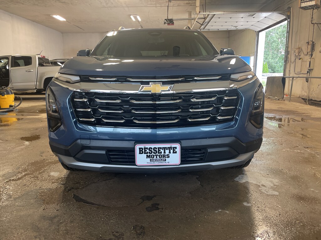 2025 Chevrolet Equinox LT photo 2