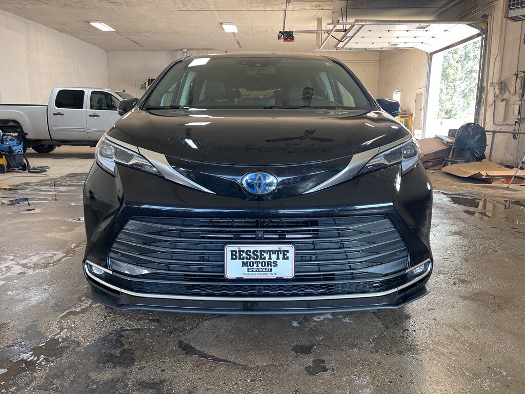 2022 Toyota Sienna Platinum photo 2