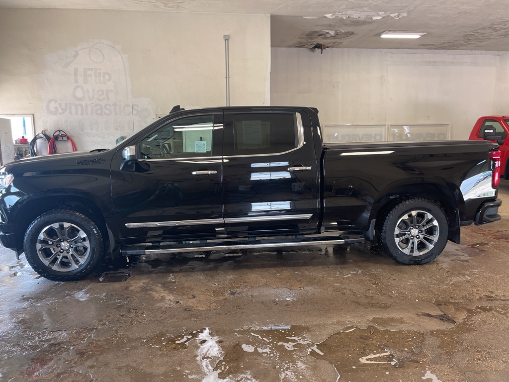 2023 Chevrolet Silverado 1500 High Country photo 3