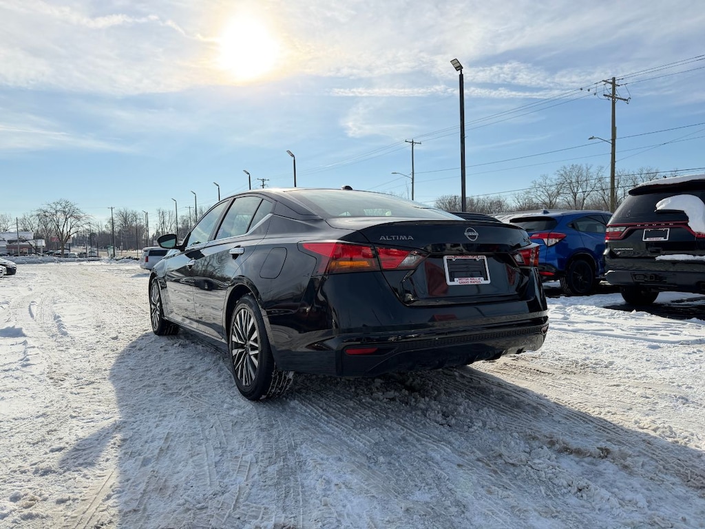 Used 2023 Nissan Altima 2.5 SV Sedan