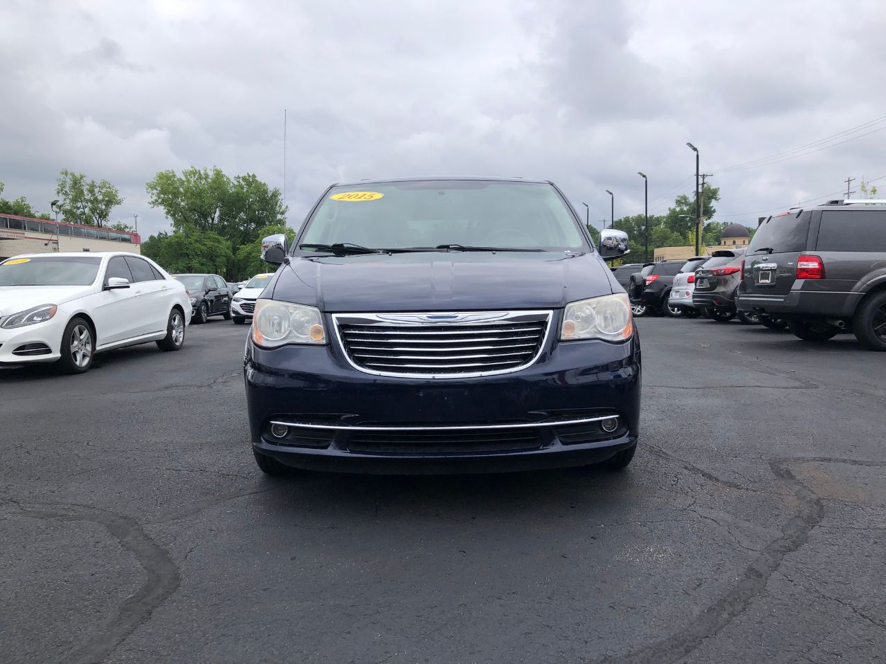 2015 Chrysler Town & Country photo 2