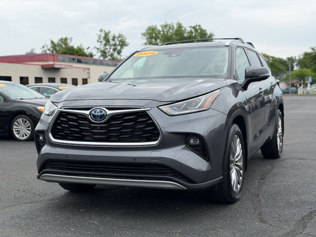 Used 2024 Toyota Highlander Hybrid Platinum SUV