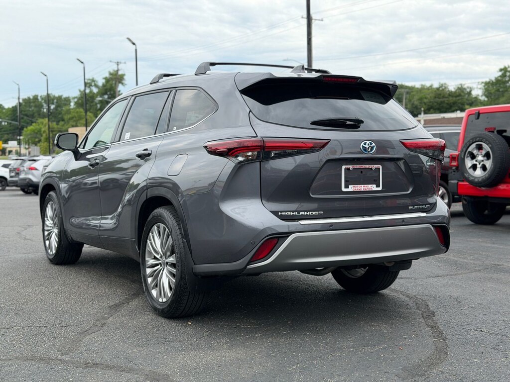 Used 2024 Toyota Highlander Hybrid Platinum SUV