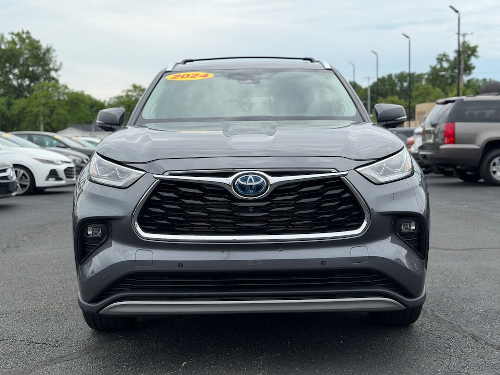 Used 2024 Toyota Highlander Hybrid Platinum SUV
