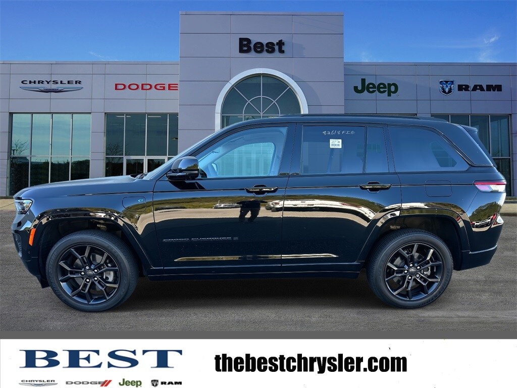 2023 Jeep Cherokee Base photo 2