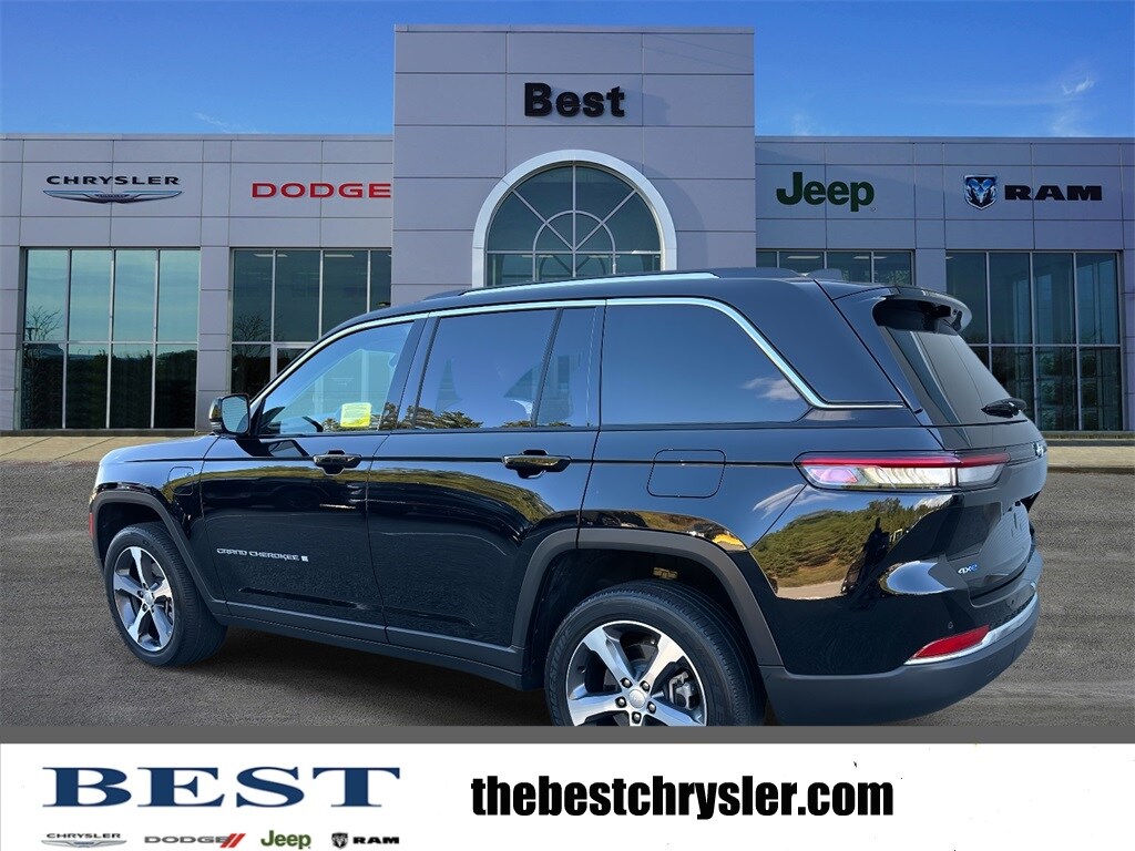2023 Jeep Cherokee Base photo 3