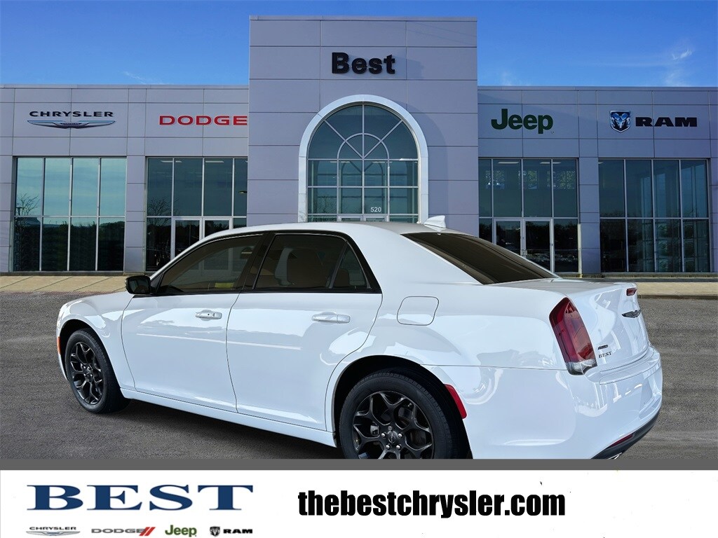 2022 Chrysler 300 Touring photo 2
