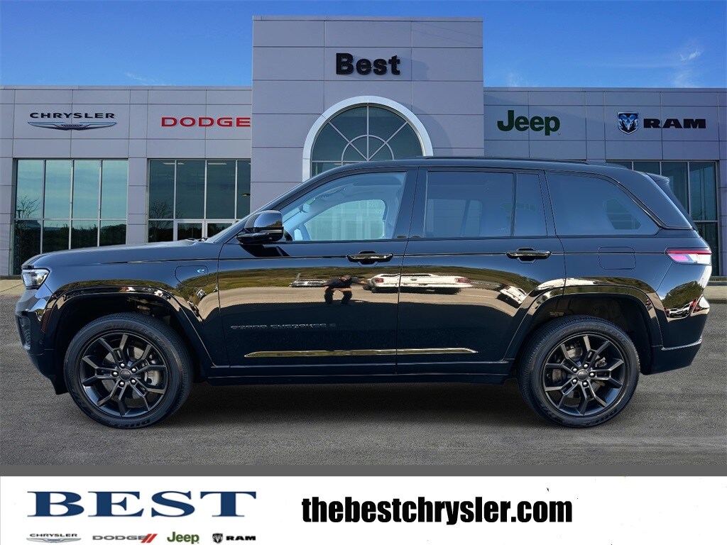 2023 Jeep Cherokee Base photo 2