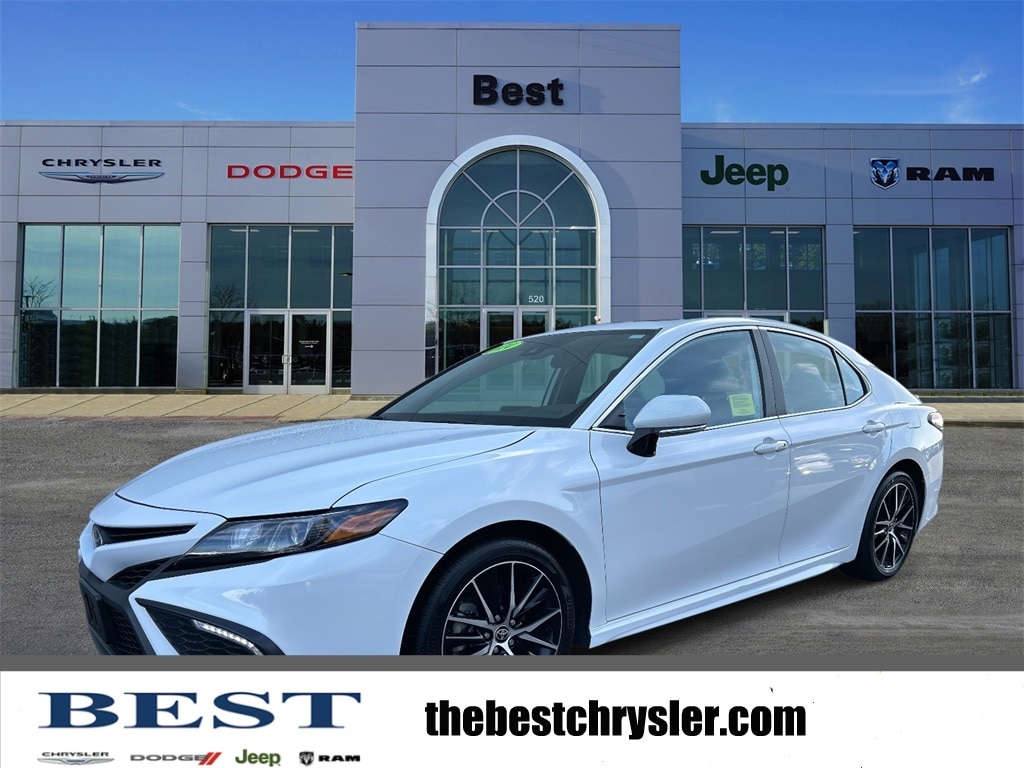 2024 Toyota Camry SE's photo