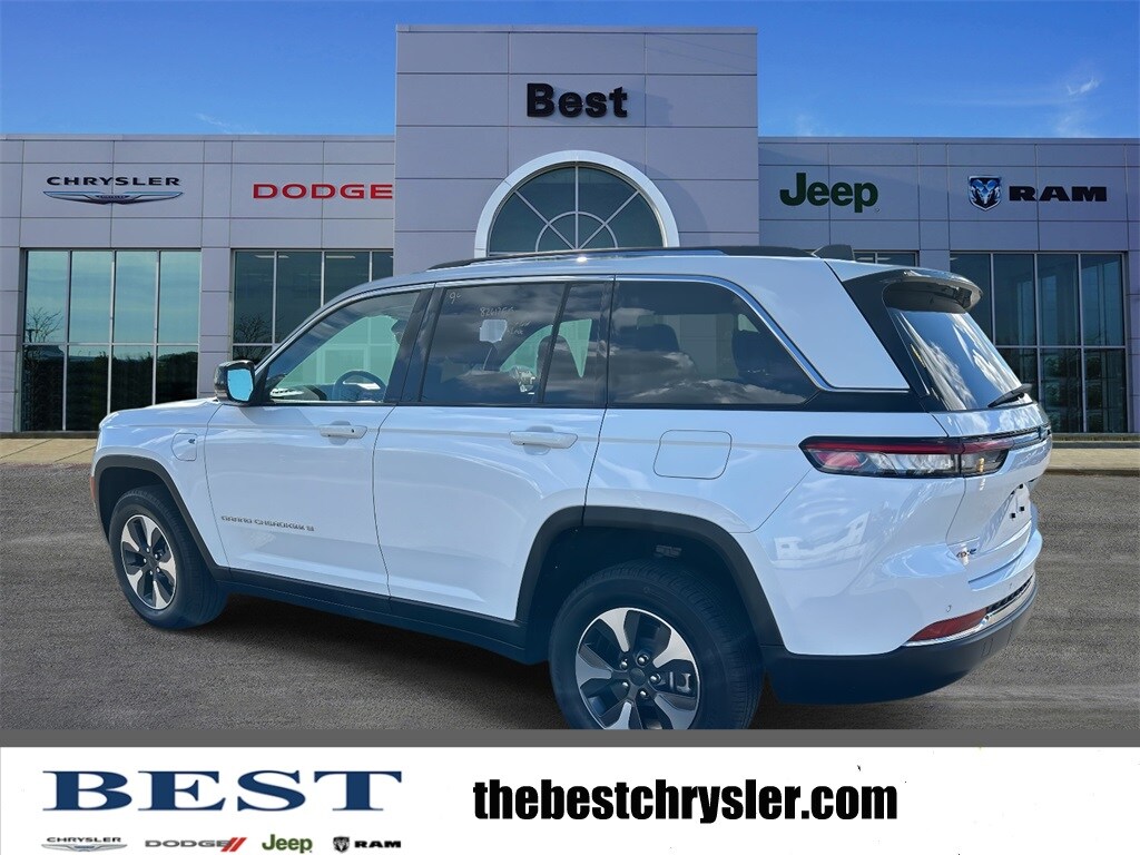 2023 Jeep Cherokee Base photo 3