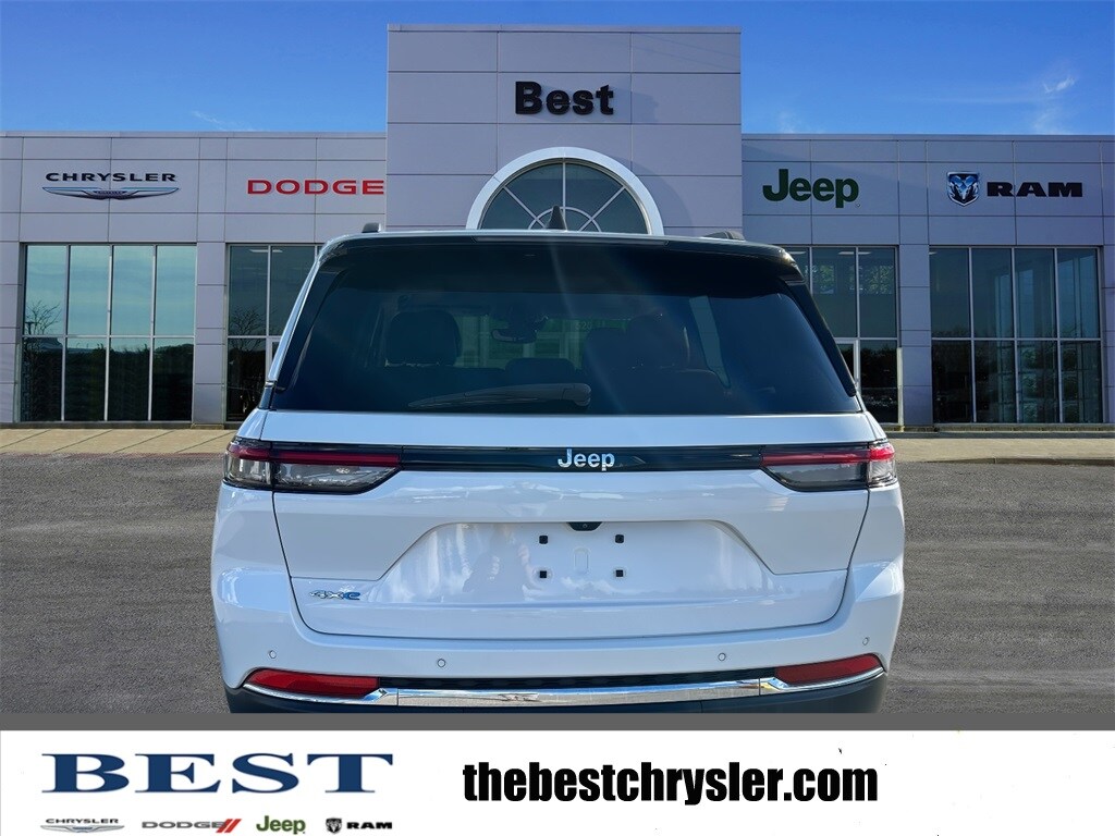 2023 Jeep Cherokee Base photo 4
