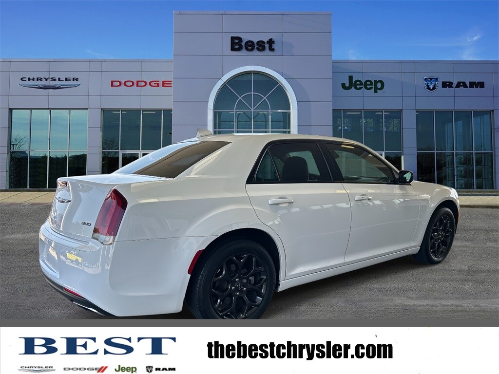 2022 Chrysler 300 Touring photo 4