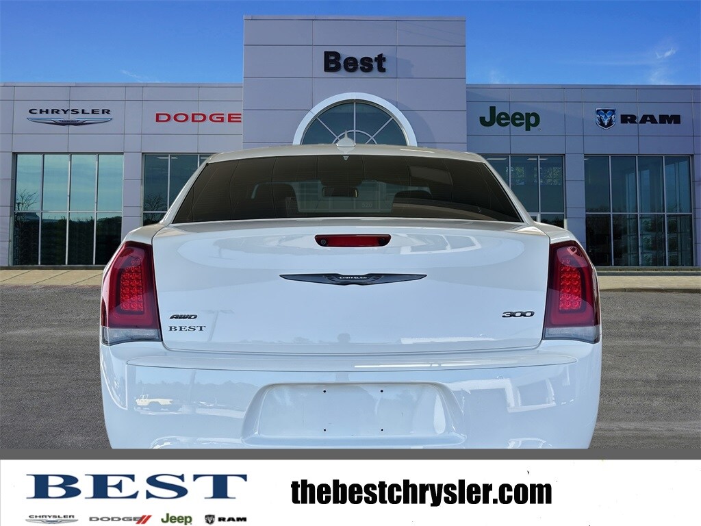 2022 Chrysler 300 Touring photo 3
