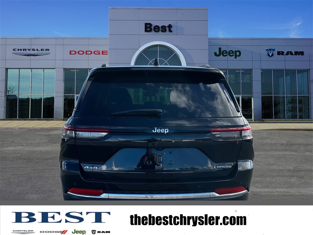 2023 Jeep Grand Cherokee Laredo photo 3