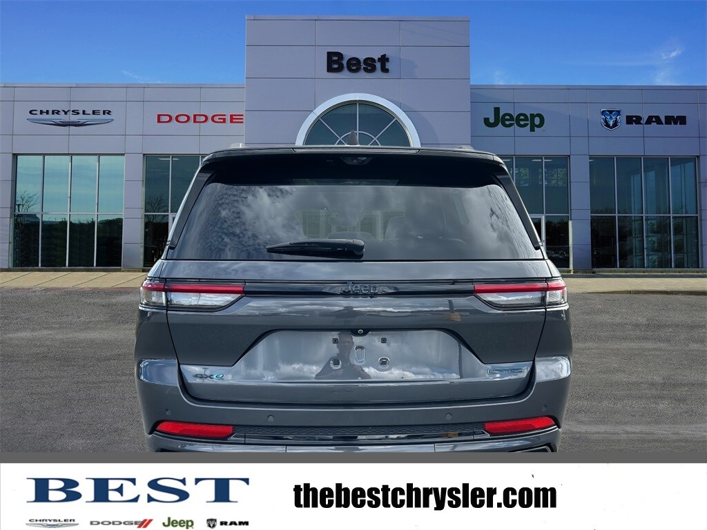 2023 Jeep Cherokee Base photo 2