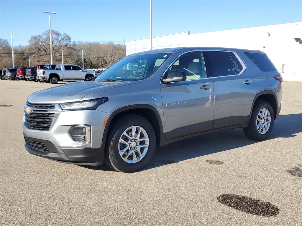 2023 Chevrolet Traverse LS photo 2