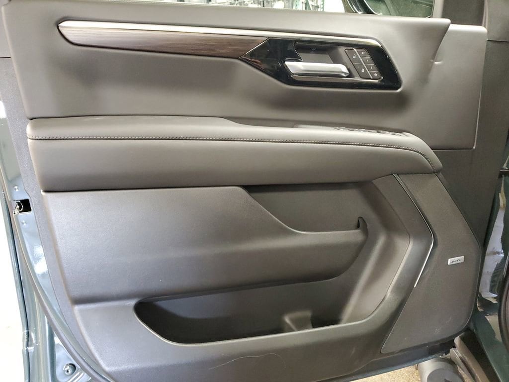 2026 Chevrolet Suburban Z71 - Photo 14