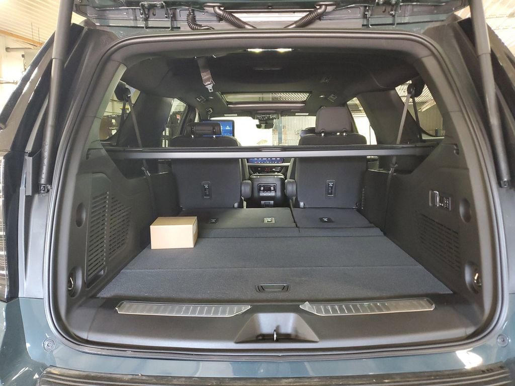 2026 Chevrolet Suburban Z71 - Photo 8