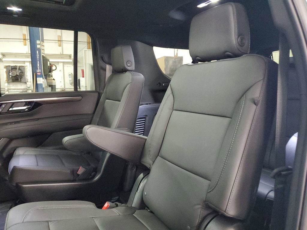 2026 Chevrolet Suburban Z71 - Photo 10