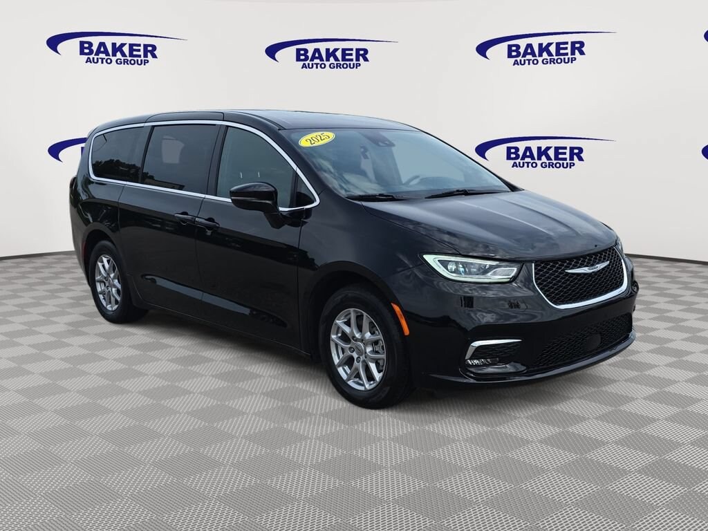 Used 2025 Chrysler Pacifica Select