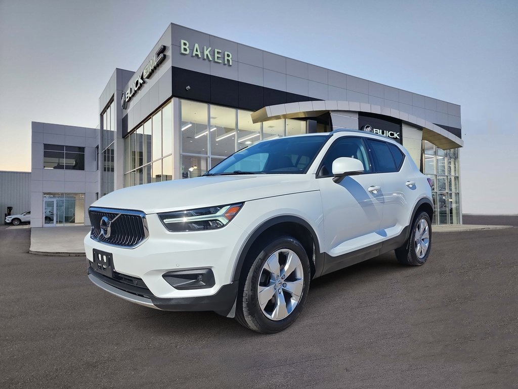 Used 2022 Volvo XC40 Momentum