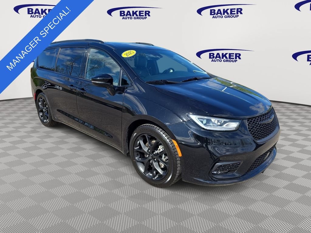 Used 2025 Chrysler Pacifica Limited