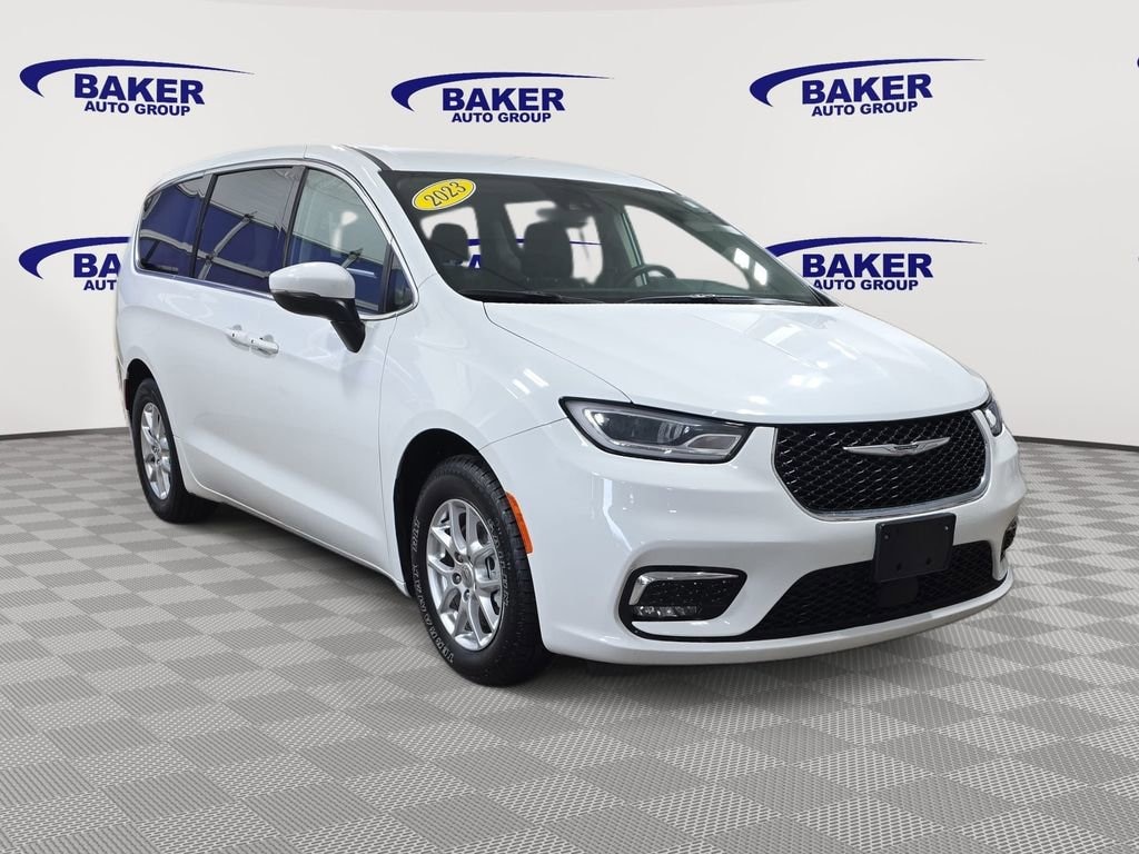 Used 2023 Chrysler Pacifica Touring L