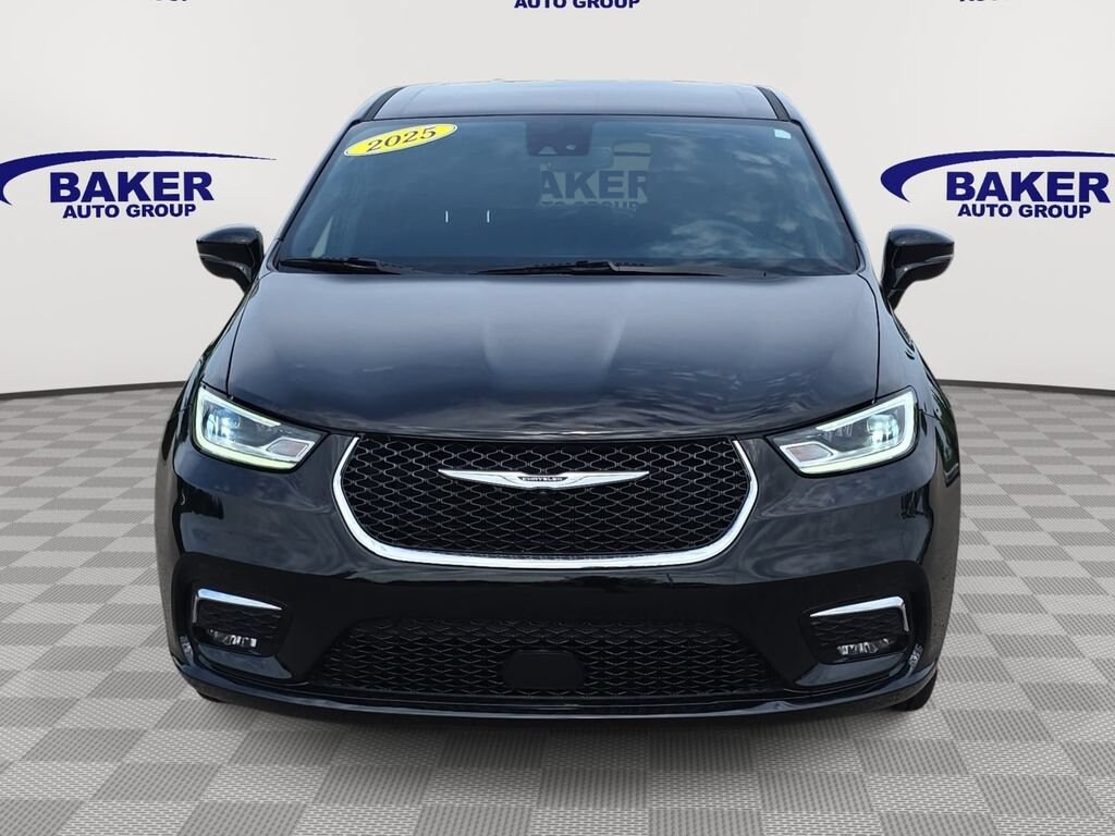 Used 2025 Chrysler Pacifica Select
