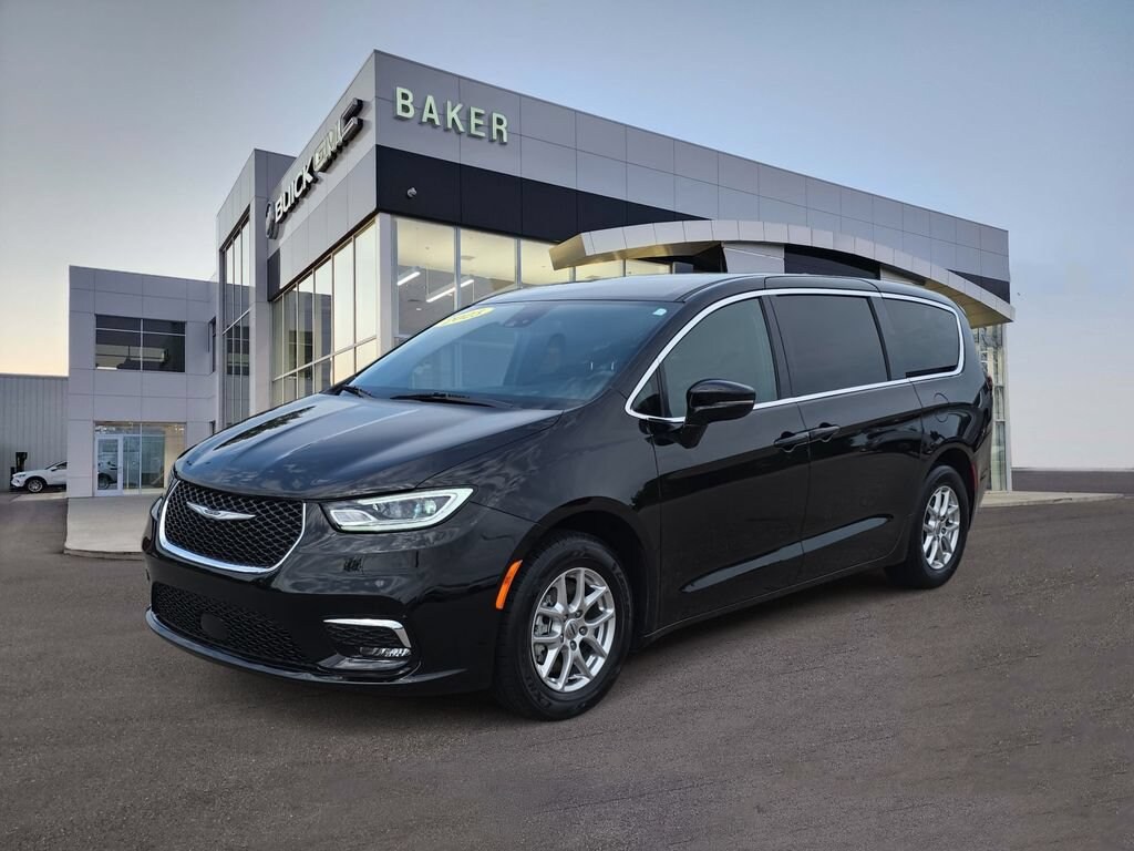 Used 2025 Chrysler Pacifica Select