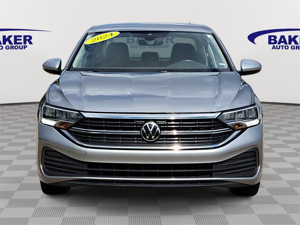 2024 Volkswagen Jetta SE photo 2