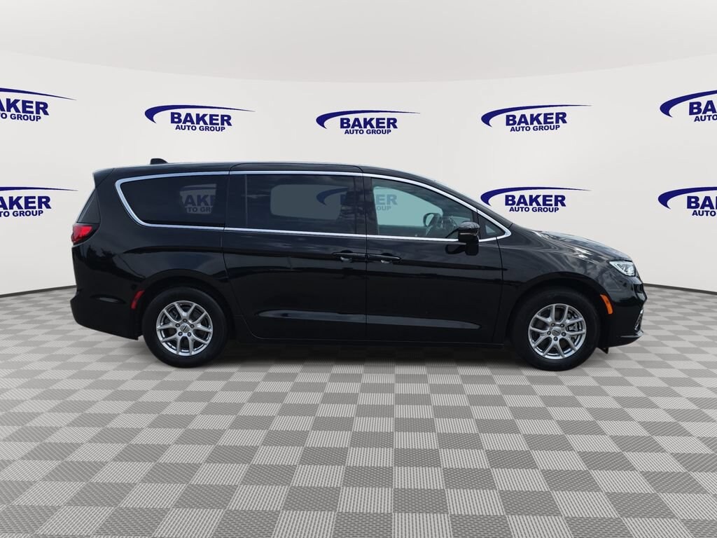 Used 2025 Chrysler Pacifica Select
