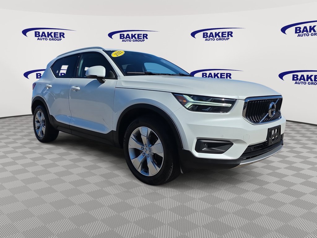 2022 Volvo XC40 Momentum photo 2