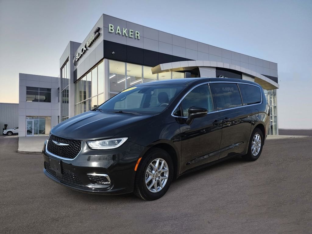 2024 Chrysler Pacifica Touring's photo