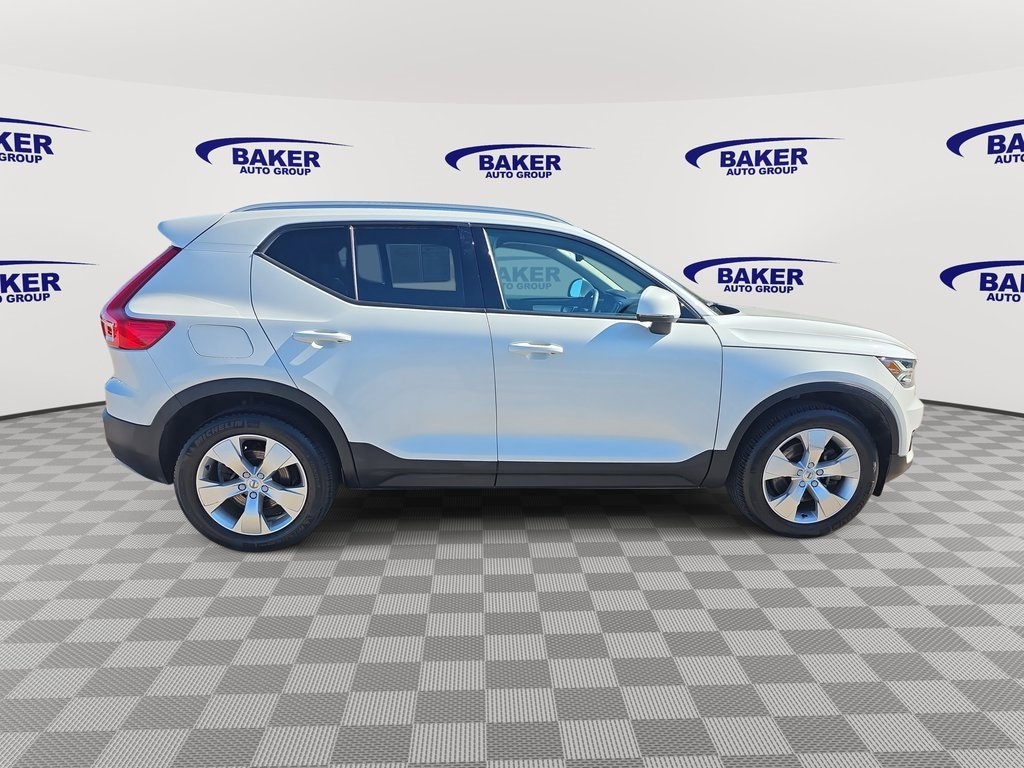 Used 2022 Volvo XC40 Momentum