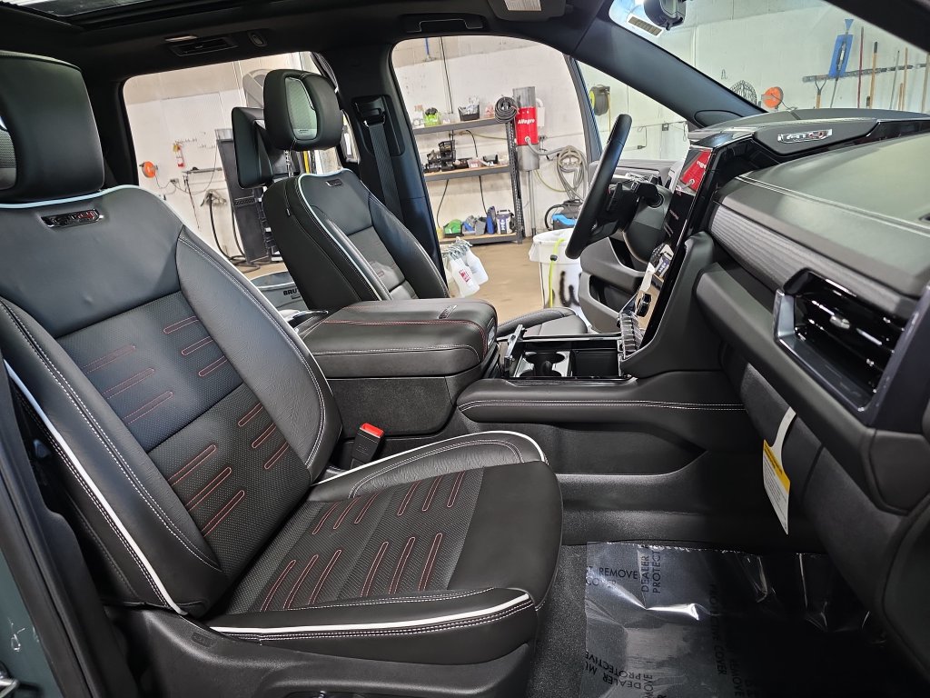 2026 GMC Yukon AT4 Ultimate - Photo 10