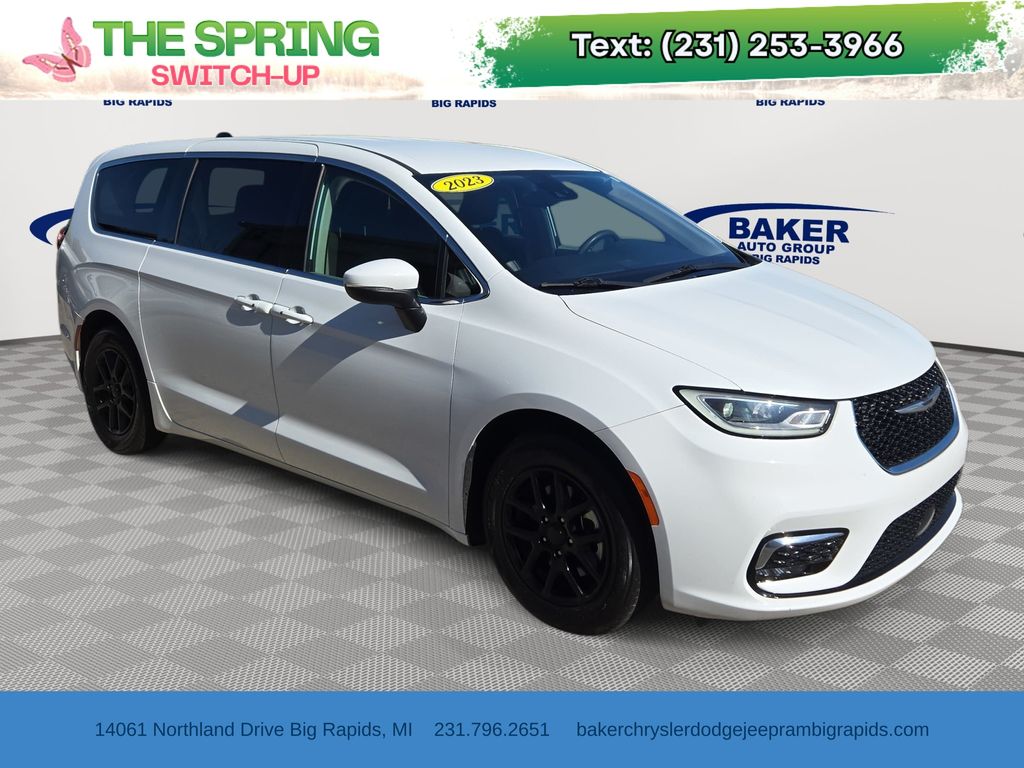 2023 Chrysler Pacifica Touring L's photo