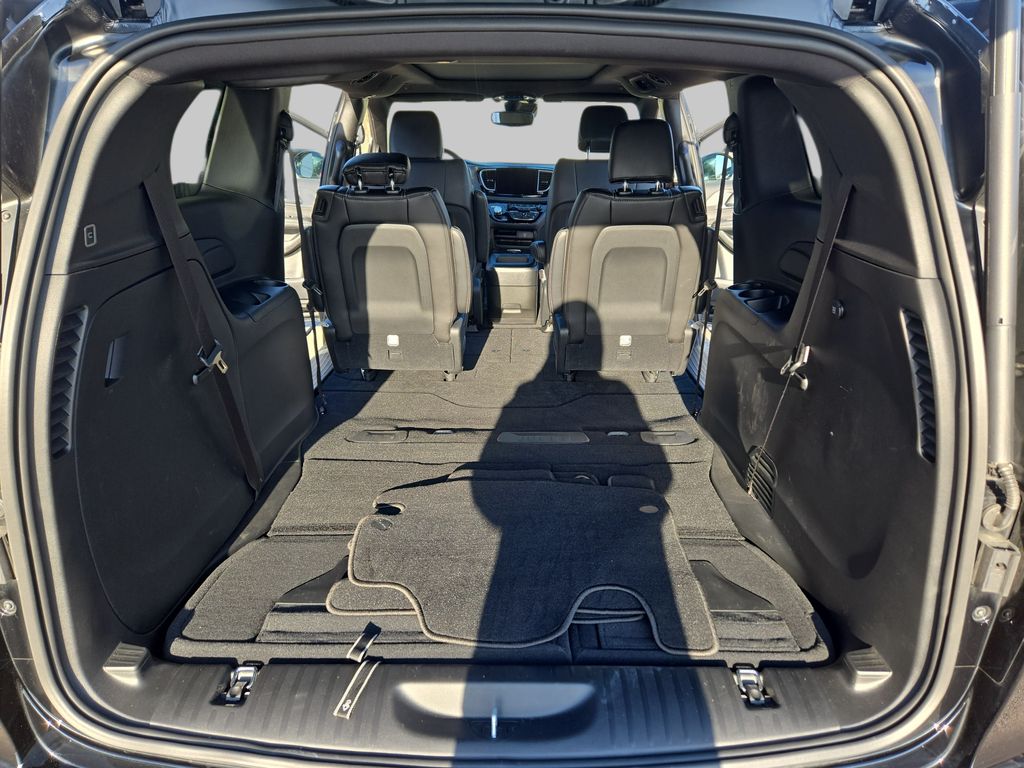 2026 Chrysler Pacifica Select - Photo 13